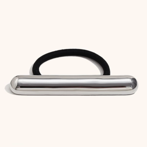 Élastique à cheveux noir minimaliste avec barrette cylindrique en métal argenté poli