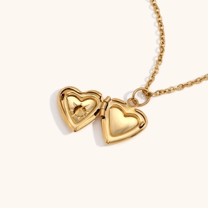 Collier médaillon cœur plaqué or 18K avec pierre de naissance et poli miroir