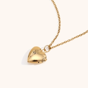 Collier médaillon cœur plaqué or 18 carats avec pierre de naissance sur fond uni