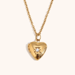 Collier médaillon coeur plaqué or 18 carats avec zircon et chaîne à maillons fins