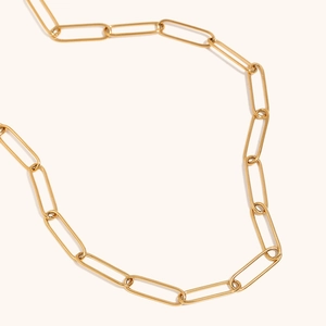 Detail der 18K vergoldeten Edelstahl-Büroklammerkette mit polierten Gliedern