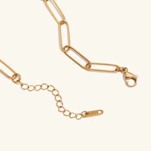 Detail der 18K vergoldeten Büroklammer-Kette mit Karabinerverschluss und K18-Prägung