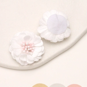 Front and back detail of 3cm microfiber daisy flower charms for DIY hair accessories