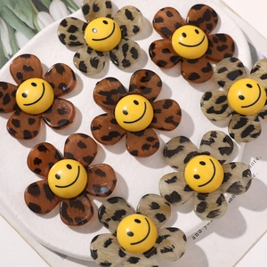 Détail de breloques tournesol en acrylique léopard avec centre souriant pour bijoux DIY