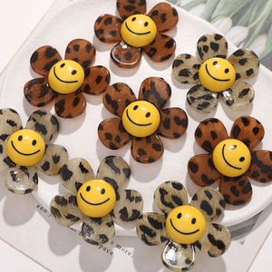 Breloques fleurs à motif léopard avec smileys jaunes pour création de bijoux DIY