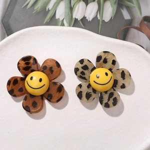 Détail de pendentifs fleurs léopard avec sourires jaunes pour accessoires de bijoux DIY