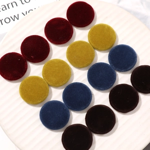 Set di bottoni tondi in velluto nei colori rosso, giallo, blu e marrone per creazioni DIY