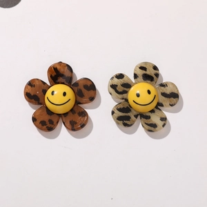 Détail de breloques tournesol en acrylique imprimé léopard avec sourires pour bijoux