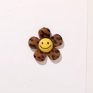 Détail de l'accessoire tournesol en acrylique avec motif léopard et visage souriant
