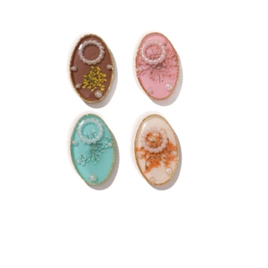 Oval resin charms with dried flowers and pearls in gold frames for DIY jewelry making