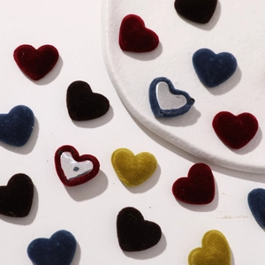 Bottoni a cuore in velluto per orecchini fai-da-te e cover per cellulari multicolore