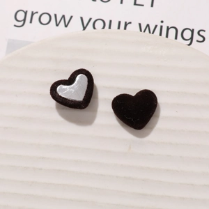 Dettaglio di bottoni a cuore in velluto con inserto in metallo per accessori fai-da-te