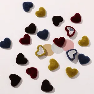 Dettaglio di bottoni in velluto a forma di cuore per gioielli e accessori fai da te