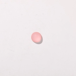 Vista dettagliata della perla rotonda in resina rosa opaca 12mm per gioielli DIY