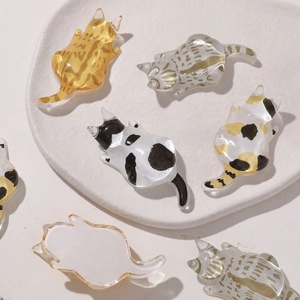 Vista detallada de dijes de gato de resina coloridos con diversos patrones pintados