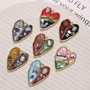 Set di sette ciondoli a cuore in lega con perle e intarsi di pietre colorate a contrasto