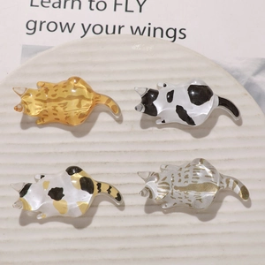 Set de cuatro lindos dijes de gato de resina con patrones de rayas y calicó para artesanía