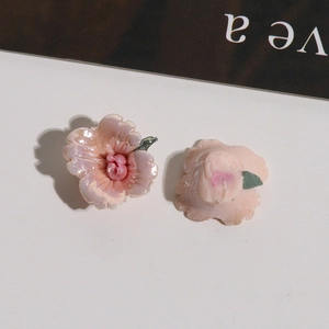 Makro-Detail von rosa Harz-Keramikblumen für DIY-Schmuck und Haar-Accessoires