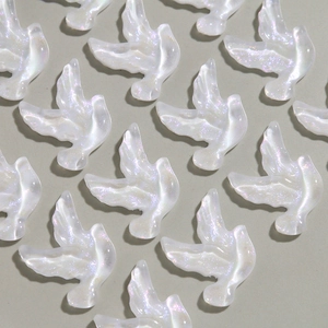 Vue à plat de breloques oiseaux en résine blanc nacré irisé pour accessoires de bijoux