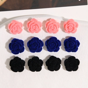 Detail von 12 Samt-Rosenanhängern für DIY-Schmuck in Rosa, Blau und Schwarz