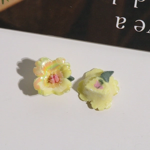 Makroaufnahme gelber schillernder Keramikblumen für DIY-Schmuck und Accessoires