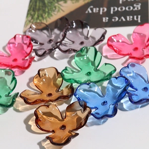 Detailansicht bunter durchscheinender Tulpenblüten-Perlen mit Mittelloch für DIY-Schmuck