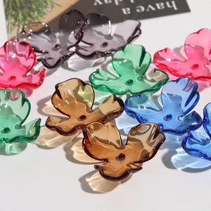 Nahaufnahme bunter transparenter Acryl-Tulpenblüten für DIY-Schmuckherstellung