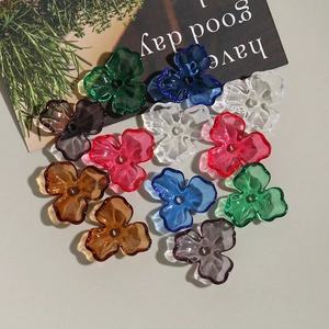Vue détaillée de perles tulipes transparentes colorées pour la création de bijoux DIY