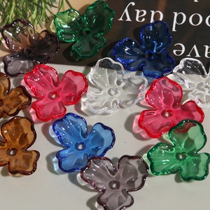 Gros plan de breloques tulipes en acrylique translucide pour la création de bijoux