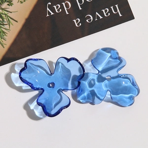 Makro-Detail von dunkelblauen transparenten Acryl-Blumen mit Mittelloch für DIY-Ohrringe