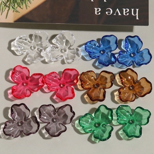 Détail de six perles transparentes colorées en forme de tulipe pour bijoux DIY