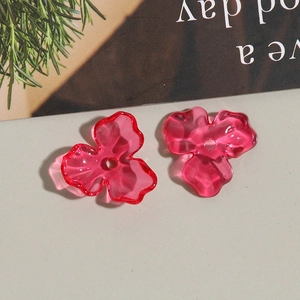 Vue détaillée de perles tulipes rose translucide avec trou central pour bijoux DIY
