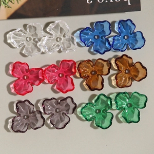 Détail macro de perles tulipes transparentes en six couleurs pour la création de bijoux DIY