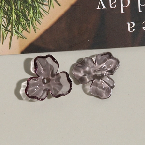 Détail macro de breloques pétales lavande pour accessoires de bijoux à faire soi-même