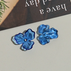 Détail macro de pendentifs tulipes bleus translucides pour la création de bijoux