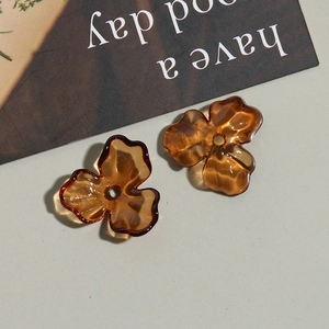 Vue détaillée des perles de tulipe en résine ambre au design à trois pétales