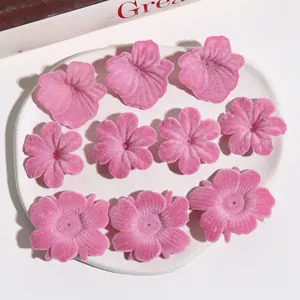 Vue détaillée de fleurs floquées roses en acrylique pour accessoires de cheveux et bijoux