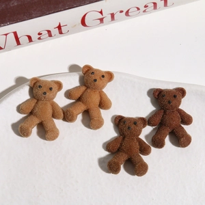 Detail von vier beflockten Minibären in Brauntönen für DIY-Schmuck und Handyhüllen