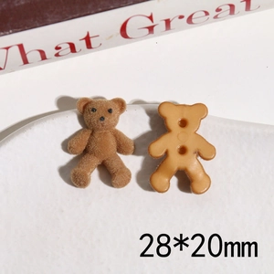 Makro-Detail des braunen beflockten Bären-Charms mit Größe 28x20mm und flacher Rückseite