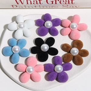 Beflockte Blumen-DIY-Accessoires mit Perlen in verschiedenen Farben auf Keramiktablett