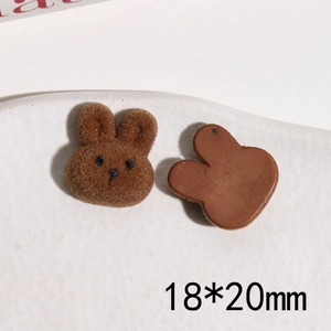 Detaillierte Makroansicht eines 18x20mm braunen beflockten Kaninchen-Accessoires für DIY-Schmuck
