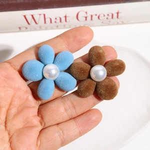 Detail von blau-braunen beflockten Blumenzubehörteilen mit Perlen für DIY-Schmuck