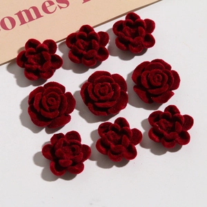 Dettaglio di 10 rose in velluto rosso scuro per accessori per capelli fai da te e decori
