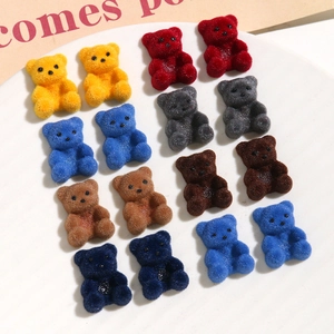 Macro-opname van gekleurde gevlokte beren voor DIY sieraden en haaraccessoires