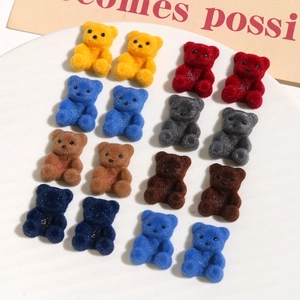 Macrodetail van veelkleurige mini-beertjes voor doe-het-zelf sieraden en knutselwerkjes