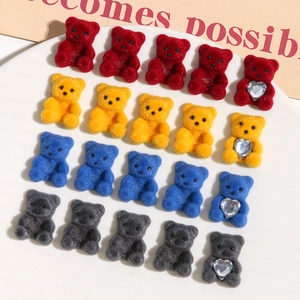 Macro-detail van kleurrijke gevlochten teddybeertjes voor DIY-sieraden en haaraccessoires
