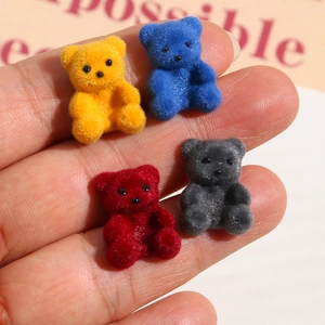 Mini kleurrijke gevlokte beer bedeltjes voor doe-het-zelf sieraden en haaraccessoires