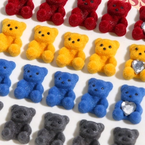 Mini gekleurde gevlokte beren voor DIY met fluwelen textuur en hartvormige strass-steentjes