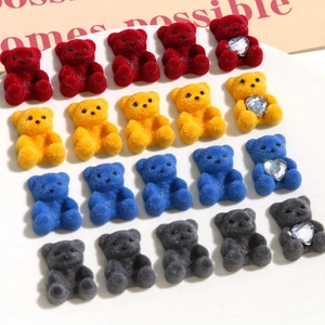 Detail van kleurrijke geflockte mini beer bedeltjes voor DIY sieraden en haarspeldjes