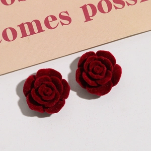 Macro di orecchini a rosa in velluto rosso con petali stratificati in 3D